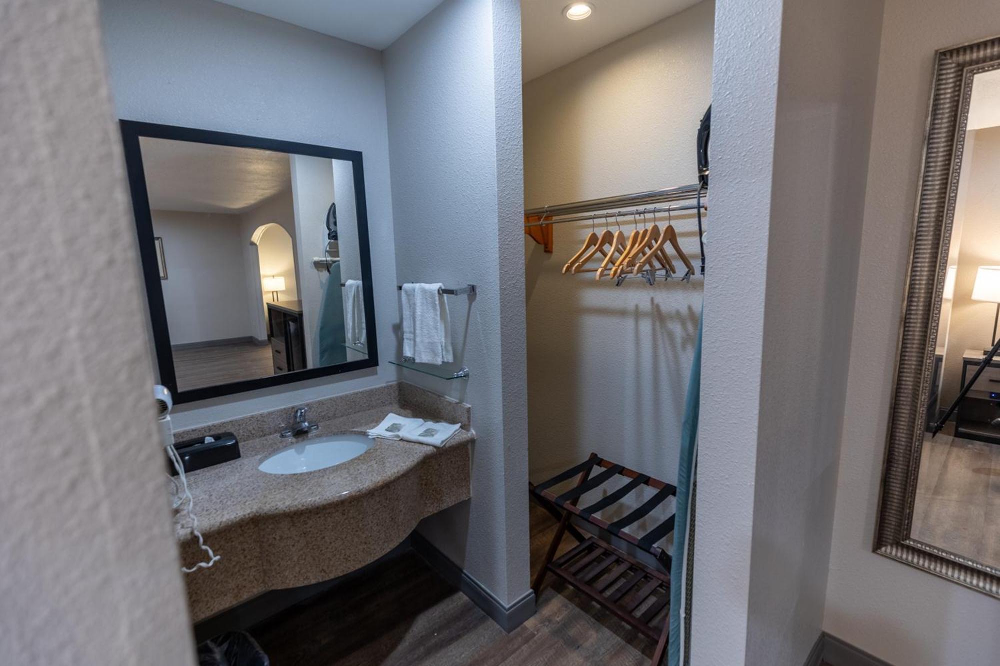 Irving Inn & Suites At Dfw Airport Екстериор снимка
